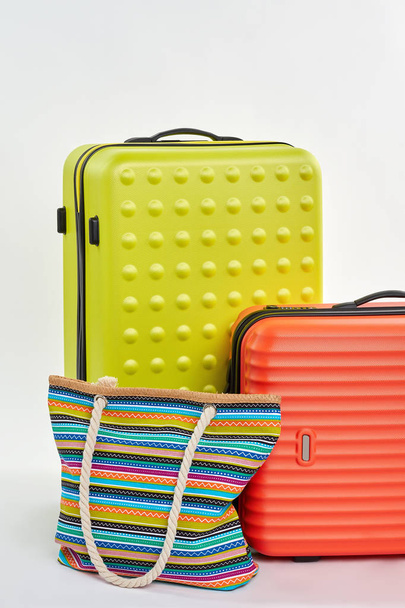Des valises colorées pour l'été votre
. - Photo, image
