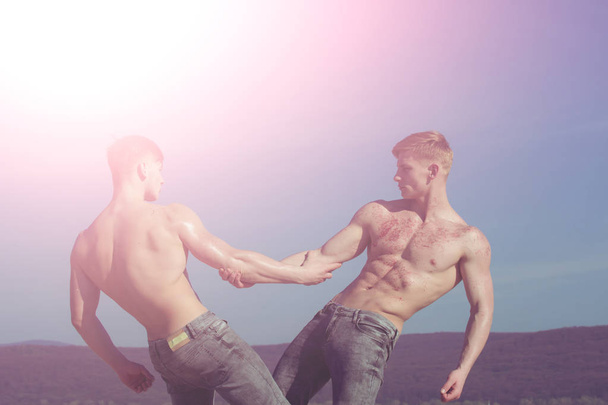 homens gêmeos com corpo muscular, poder
 - Foto, Imagem