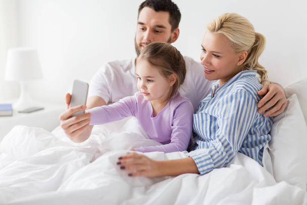 happy family taking selfie by smartphone at home - Foto, Imagem