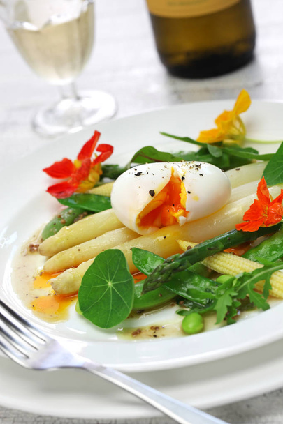 Beyaz kuşkonmaz sıcak salata  - Fotoğraf, Görsel