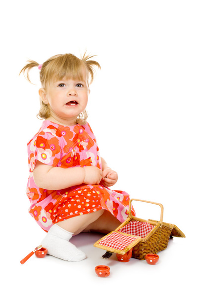 malé usmívající se dítě v červených šatech s hračkou - Fotografie, Obrázek