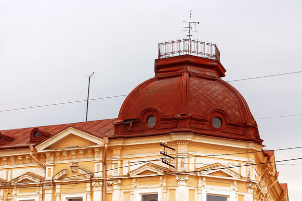 Dach eines alten Gebäudes in Tscherniwzi, Ukraine - Foto, Bild