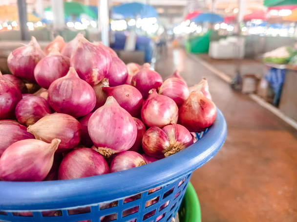 Ensalada de cebolla roja tailandesa
 - Foto, imagen