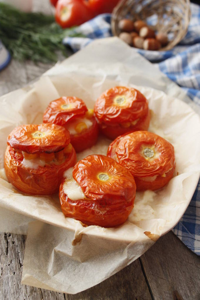 Täytetyt tomaatit riisin, maissin ja vihannesten kanssa. Ruokavalion alkupala
 - Valokuva, kuva