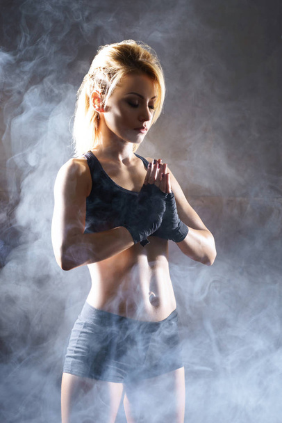  fit woman before kickboxing training - Fotografie, Obrázek