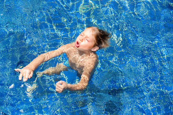 Dítě chlapec bazén - Fotografie, Obrázek