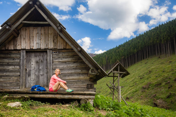 Γυναίκα, πεζοπορία και την κατασκήνωση σε ορεινό τοπίο, εμπνέοντας - Φωτογραφία, εικόνα