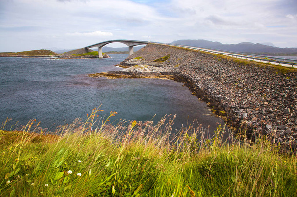 Puente sobre la carretera atlántica Noruega
 - Foto, imagen