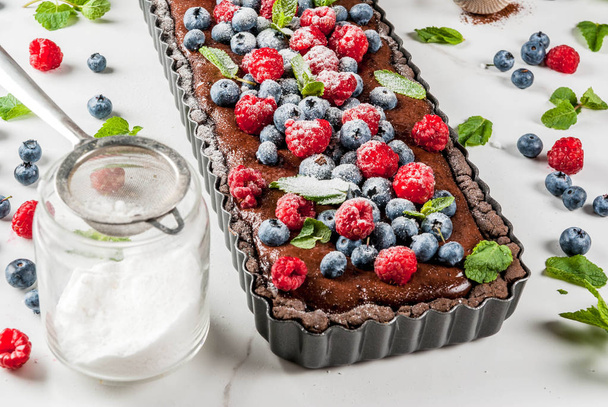 Шоколадний пиріг зі свіжими ягодами
 - Фото, зображення