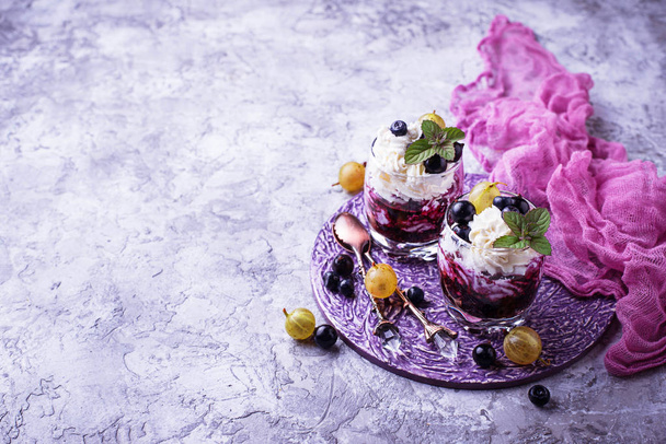 Gezond dessert met berry en roomkaas - Foto, afbeelding