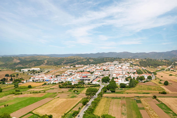 Vista sulla piccola città di Aljezur con case tradizionali portoghesi e paesaggio rurale, Algarve Portogallo
 - Foto, immagini