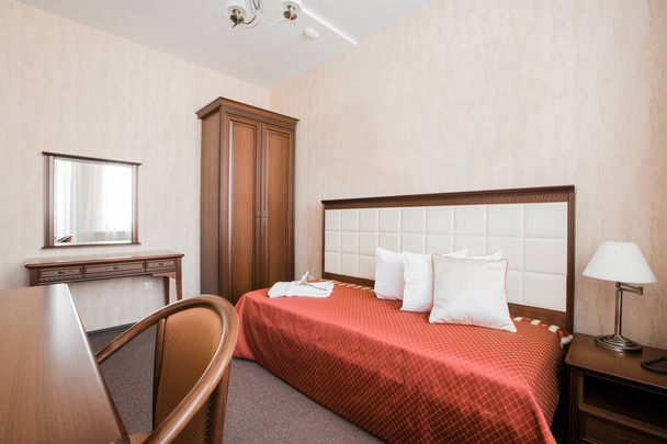 ホテル アパートメント、朝の寝室のインテリア - 写真・画像