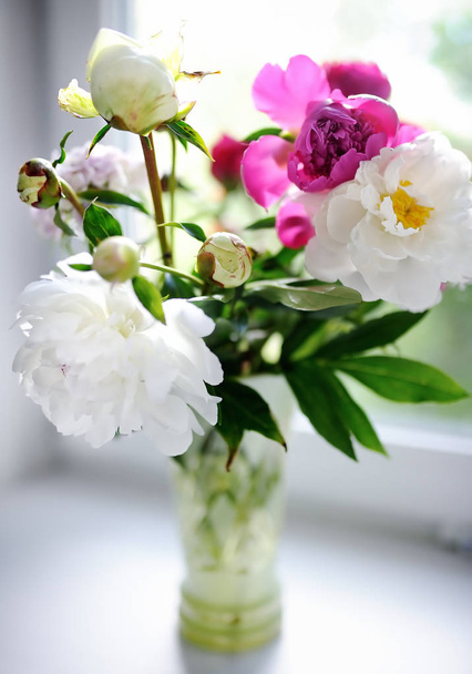 Amazing bouquet of white and purple peonies - Foto, Imagen