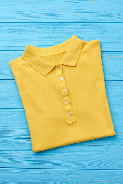 Όμορφο κίτρινο πόλο t-shirt απομονωμένες. - Φωτογραφία, εικόνα