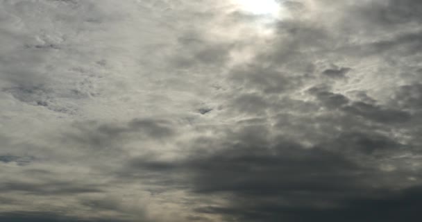 4k Panorâmica de nuvens escuras de altocumulus fumaça voando lentamente no céu nublado
. - Filmagem, Vídeo