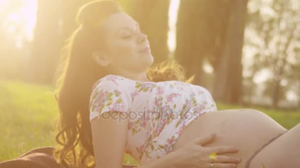 Kobieta w ciąży blisko natury - Materiał filmowy, wideo