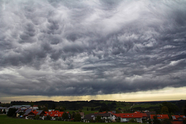 Nuvens de tempestade misteriosas escuras sobre uma cidade
 - Foto, Imagem