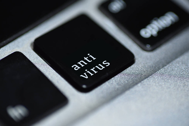 Kreatív ábrázolása anti vírus online-val számítógép gombot írás  - Fotó, kép