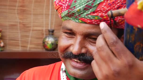 Muzyk grający muzykę tradycyjną rajasthani w Jaipur, Rajasthan, Indie - Materiał filmowy, wideo