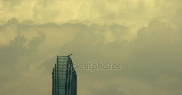 4 k Altocumulus mraky nad Cbd high vzestup & mrakodrap soumrak západu slunce & dawn sunrise. - Záběry, video