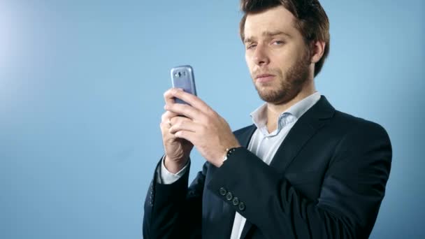 Businessman holding a cell phone - Video