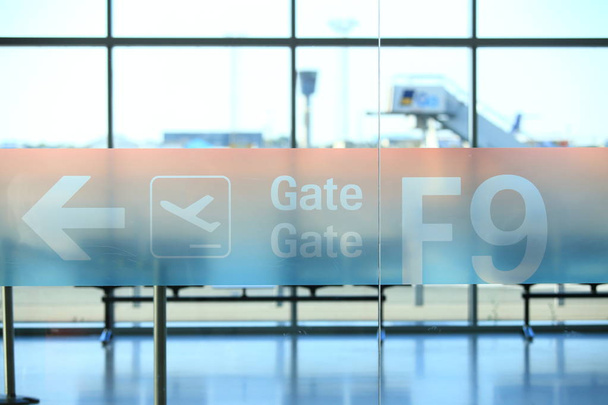 Letrero con número de puerta de llegada en el aeropuerto
 - Foto, Imagen