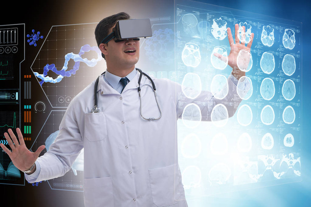 Doktor Röntgen görüntüleri sanal gerçeklik gözlük kullanarak incelenmesi - Fotoğraf, Görsel