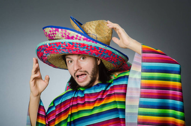 Mies elävä meksikolainen poncho harmaa tausta eristetty
 - Valokuva, kuva