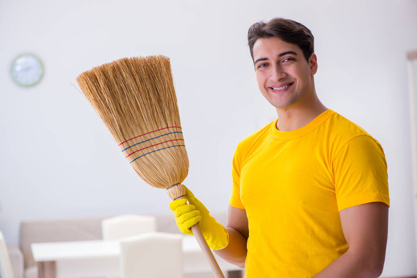 fiatal férfi csinál házimunkát otthon - Fotó, kép