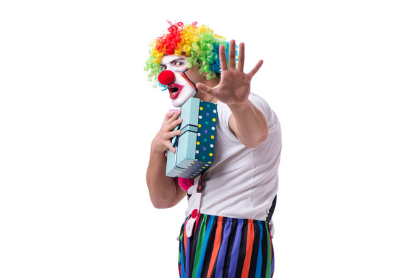 Vtipný klaun s dárkem dárek box izolované na bílém pozadí - Fotografie, Obrázek