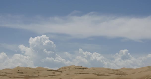 4 k μεγάλη λευκή μάζα αυξομειούμενα σύννεφα τροχαίο πάνω από αμμόλοφους της ερήμου. - Πλάνα, βίντεο