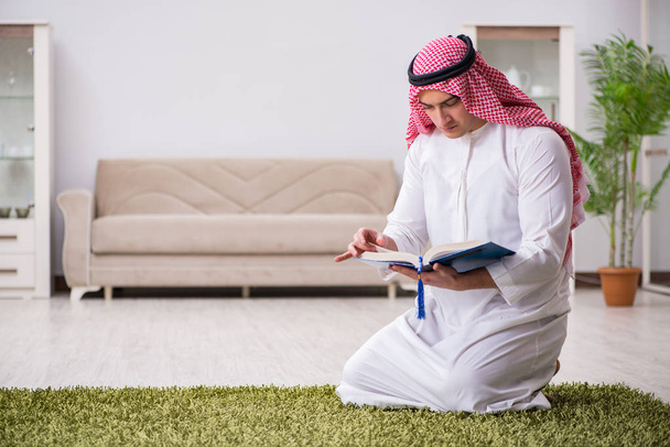 Homem árabe orando em casa - Foto, Imagem