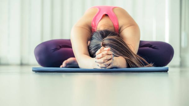 Genç kadın arka yoga poz germe egzersiz - Fotoğraf, Görsel