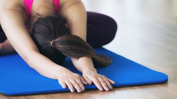 Frau übt Yoga-Pose im Fitnessstudio - Foto, Bild