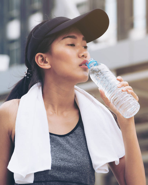 Femme sportive avec bouteille d'eau potable
 - Photo, image