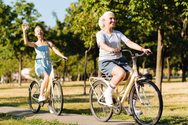 mujer montando bicicletas con su nieta
 - Foto, Imagen