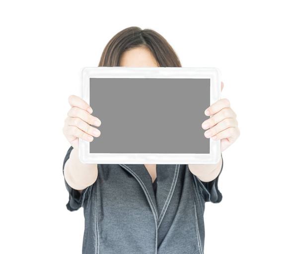 Vrouw met omhoog leeg tabletcomputer - Foto, afbeelding