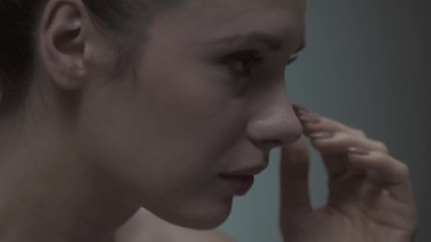 Depressive junge Frau leidet unter Kopfschmerzen - Filmmaterial, Video