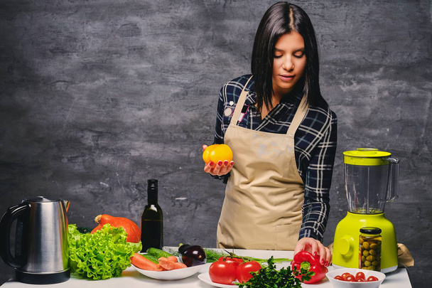 Vrouwelijke chef-kok voorbereiding van veganistische maaltijden - Foto, afbeelding