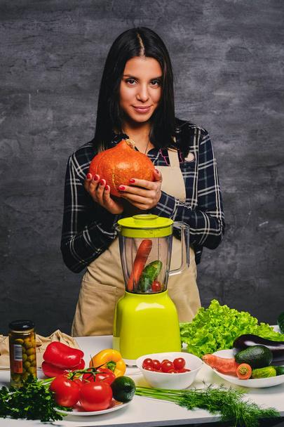 Femme chef tient citrouille
 - Photo, image