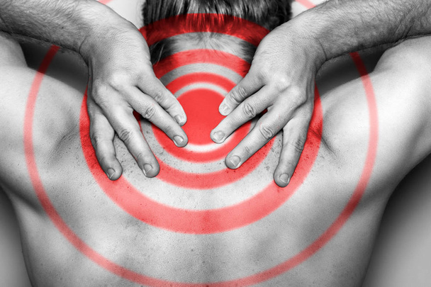 akute Schmerzen im Nacken, Nahaufnahme. monochromes Bild, isoliert auf weißem Hintergrund. Schmerzbereich mit roter Farbe - Foto, Bild