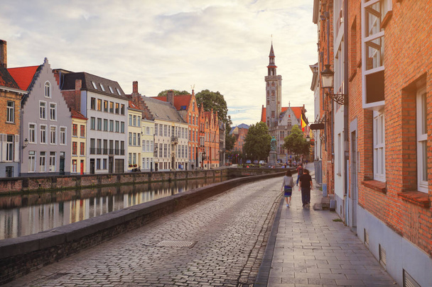 Retro road along water channel in Bruges - Foto, afbeelding
