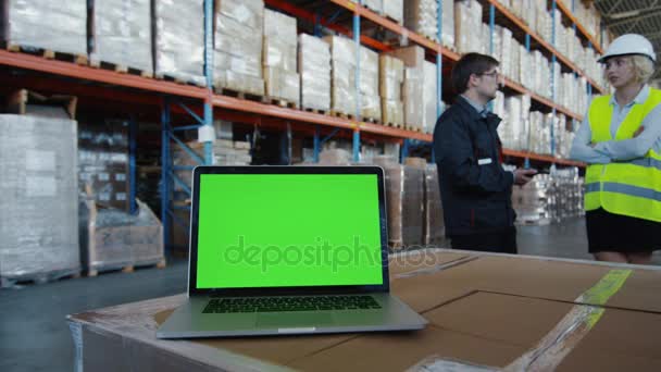 Laptop con pantalla verde en Logistics Warehouse. Grande para el uso de Mock-up
. - Imágenes, Vídeo
