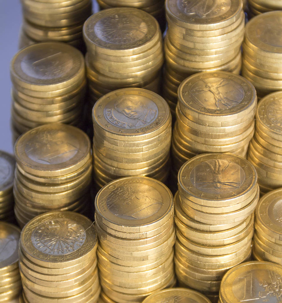 Montones de monedas de euro
 - Foto, imagen