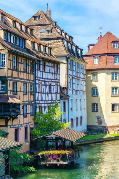 Renkli evlerde geleneksel: La Petite France, Strasbourg, Alsace, Fransa - Fotoğraf, Görsel