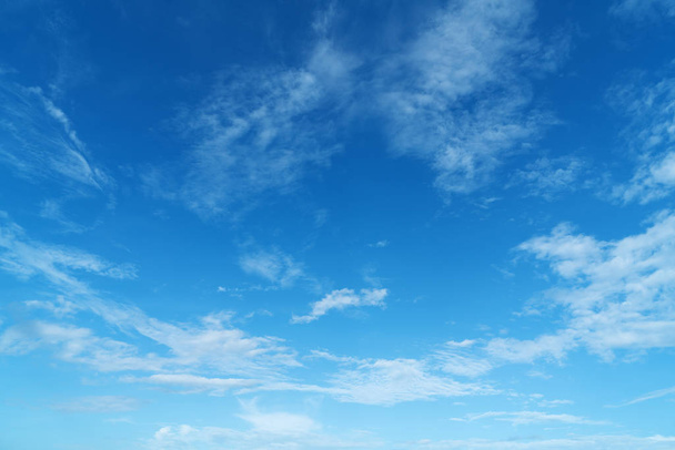 голубое небо и белые облака - Фото, изображение