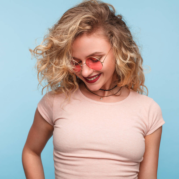 curly woman in sunglasses - Valokuva, kuva