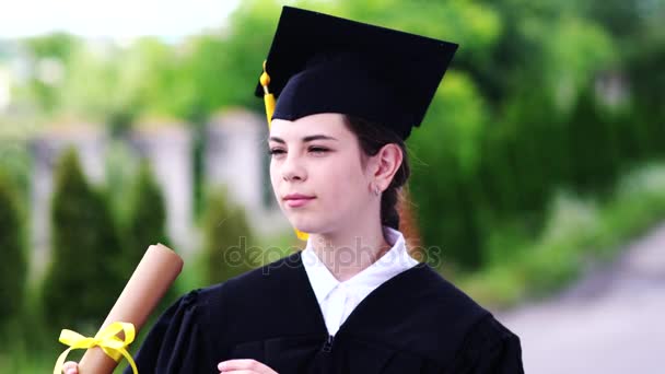 Scena plenerowa pięknej studentki kończącej szkołę. - Materiał filmowy, wideo
