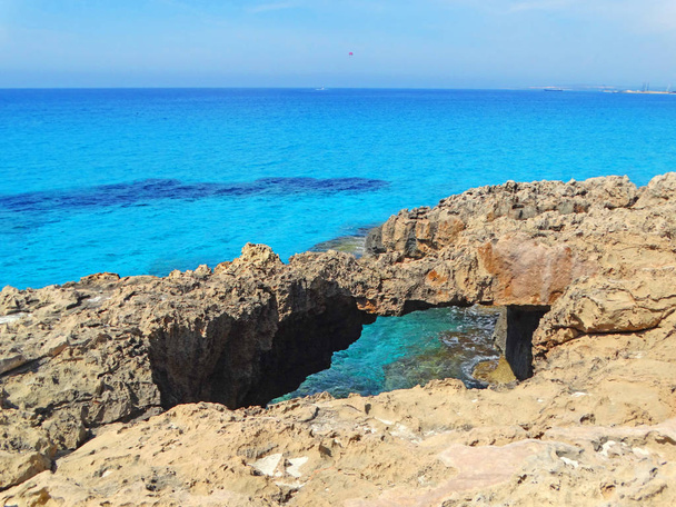 скалистые берега Средиземного моря острова Кипра
  - Фото, изображение