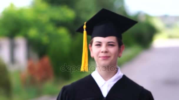 Scena plenerowa pięknej studentki kończącej szkołę. - Materiał filmowy, wideo